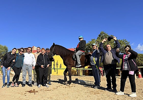 Grupo de pacientes del Hospital Torrecárdenas en su sesión de hipoterapia