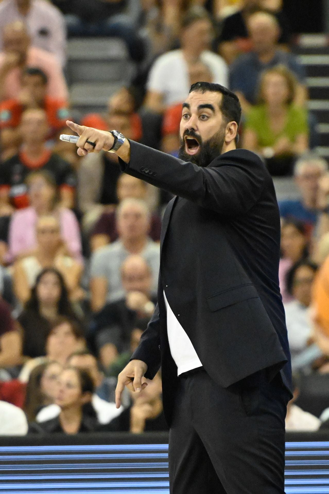 Ramón Díaz muestra tensión en un partido de la Liga Endesa.