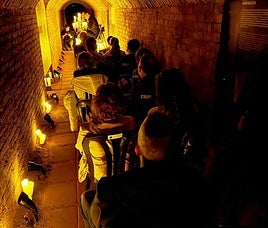 Los Enrique Muñoz, padre e hijo, tocando en el refugio antiaéreo de Castellón.