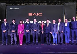 Foto de familia de la presentación oficial de la empresa, en Linares.