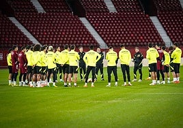 Rubi habla con la plantilla antes de empezar a entrenar.