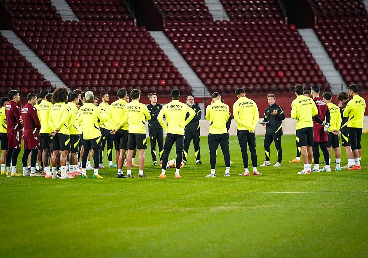 Rubi habla con la plantilla antes de empezar a entrenar.