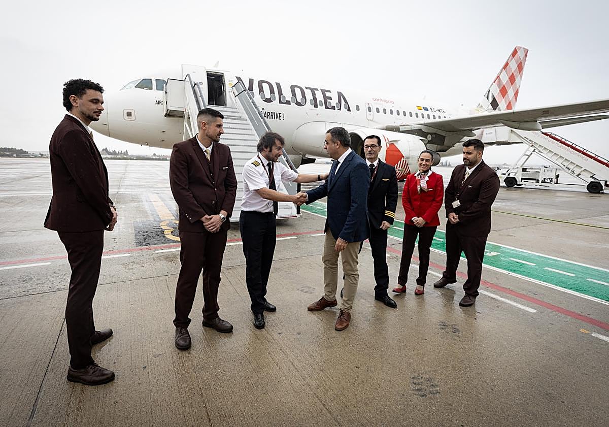 Imagen principal - Recibimiento a los primeros pasajeros del vuelo Santander - Granada.