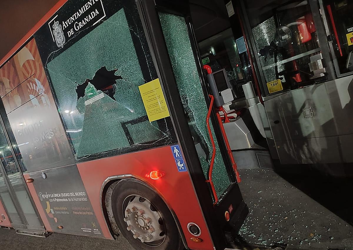 Imagen secundaria 1 - Disparan y rompen las lunas de dos autobuses en la zona Norte