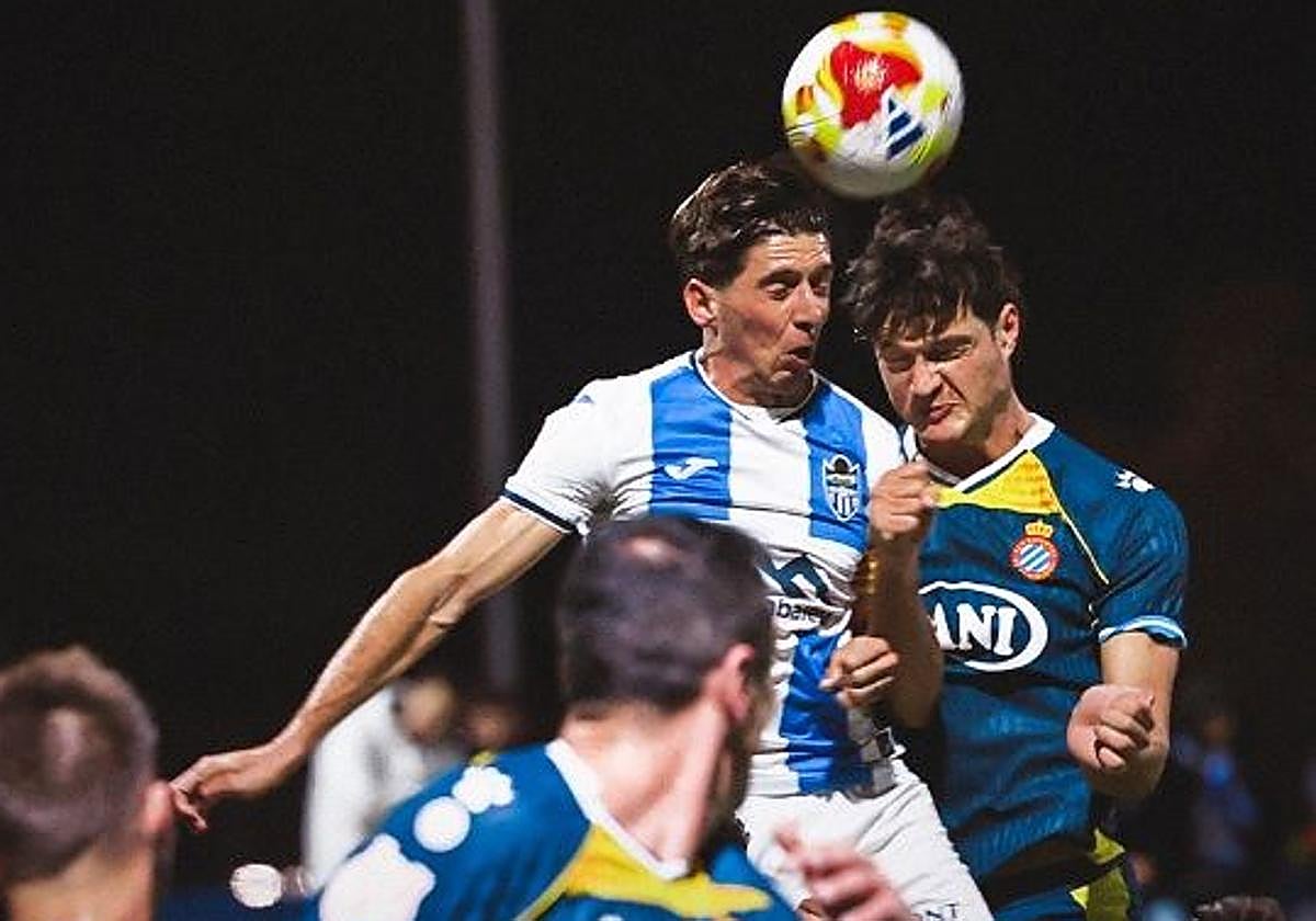 Miguel Rubio pierde un lance aéreo con un futbolista del Atlético Baleares.