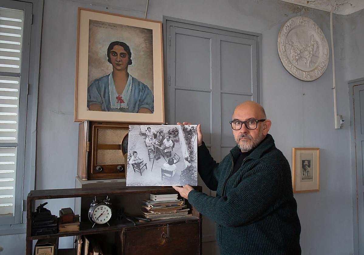 Imagen principal - Arriba, foto donde se a Ismael González de la Serna haciendo el retrato que se exhibe en el estudio. Abajo, primera edición de 'Impresiones y paisajes' dedicada por Federico y grabado al aguafuerte, de Hermenegildo Lanz, junto a un busto del artista. 