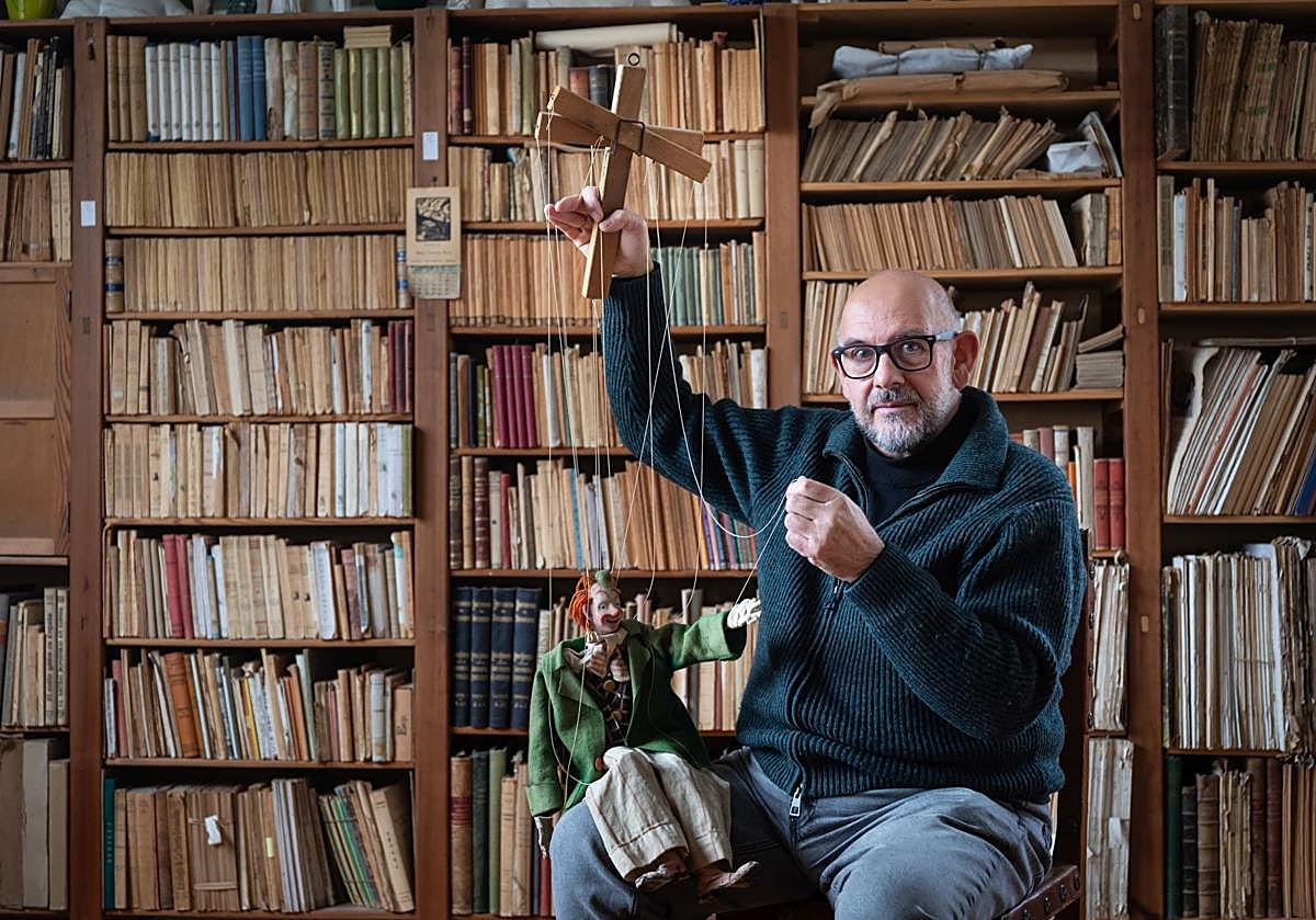 Enrique Lanz, nieto de Hermenegildo y director de la compañía de títeres Etcétera, manipula el célebre payaso Totolín diseñado por su abuelo.