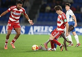 Pablo Sáenz es objeto de falta durante el partido en Tenerife.