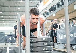 Pablo Sánchez empuja peso durante una prueba anterior en Hyrox.