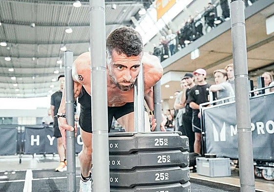 Pablo Sánchez empuja peso durante una prueba anterior en Hyrox.