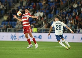 Juanjo Flores controla un balón con el pecho.