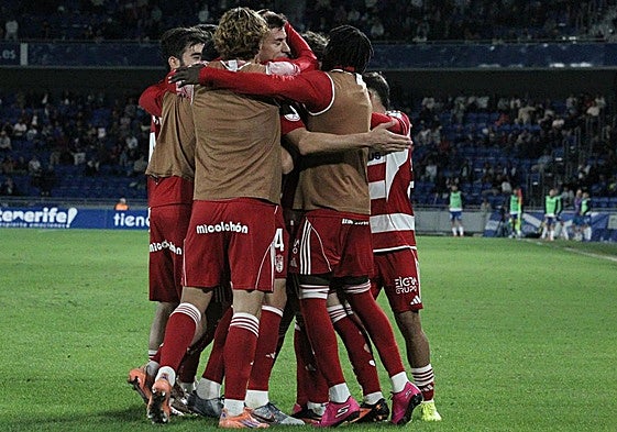 Los futbolistas del Granada celebran el gol de Rubén Alcaraz en Tenerife.