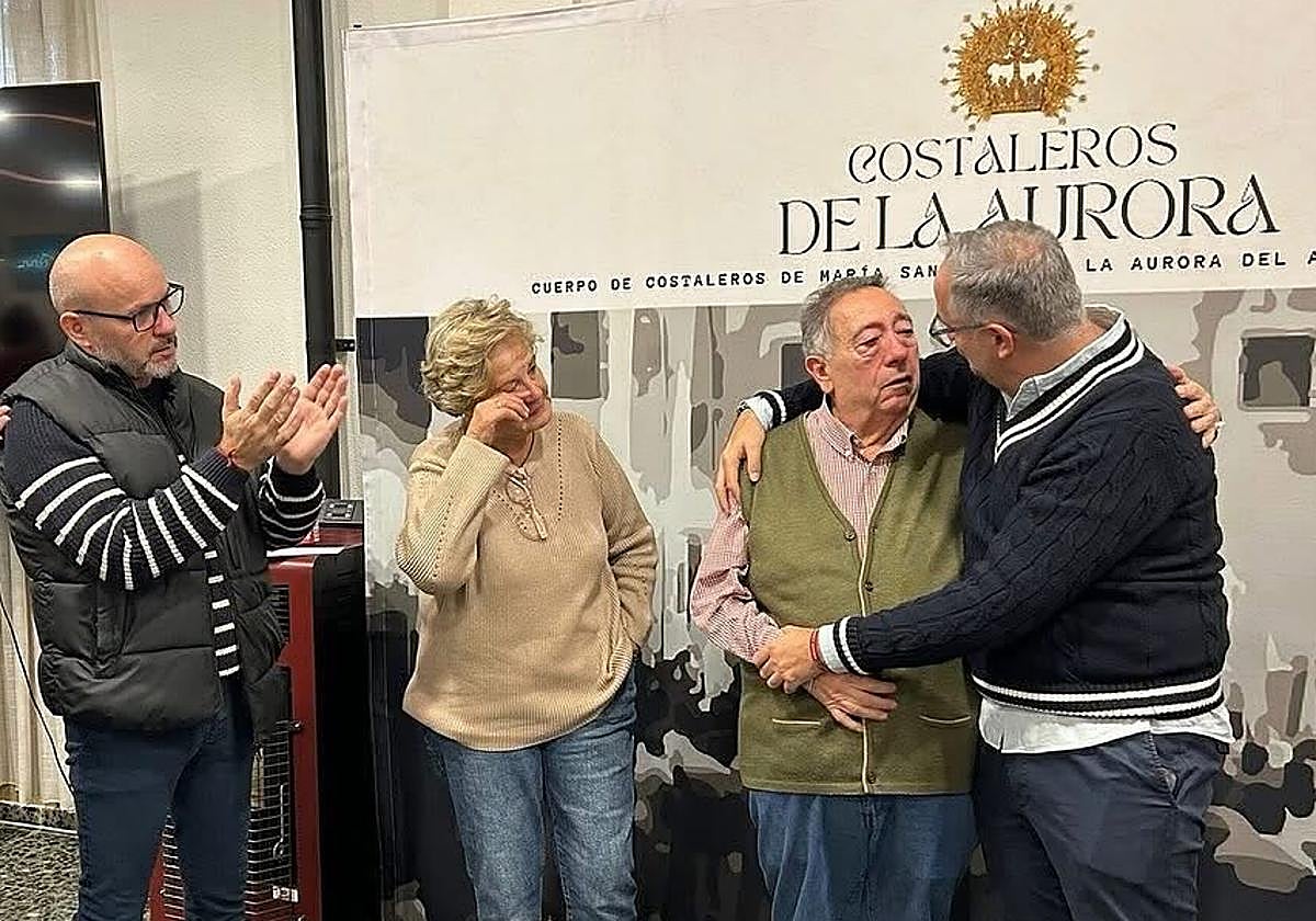 El hermano mayor de la corporación, Jose Ortega, comunica personalmente a Camilo el nombramiento