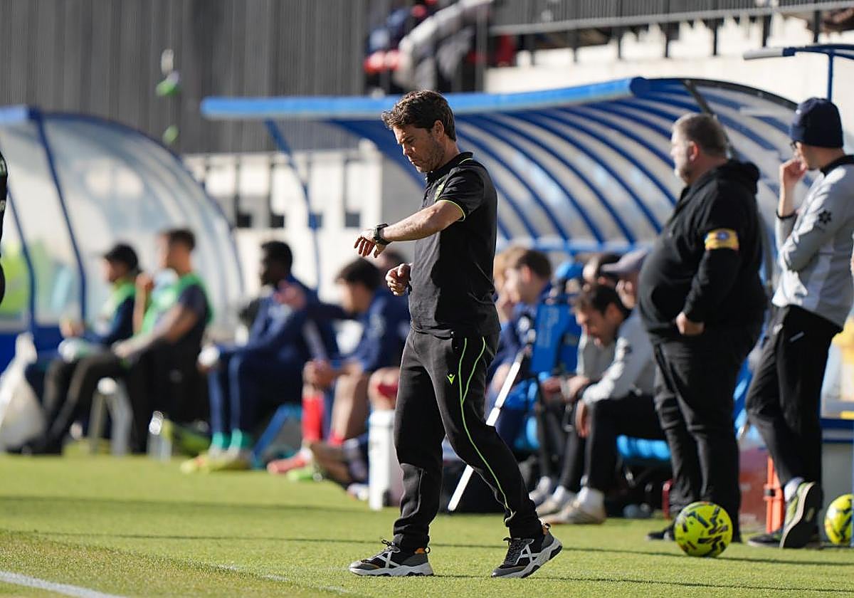 Rubi, 'valioente' en marga corta, mira el reloj durante el partido.