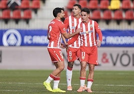 Sergio Arribas celebra su segundo gol con los 'articipantes' en la acción, Arnau y Thalys.