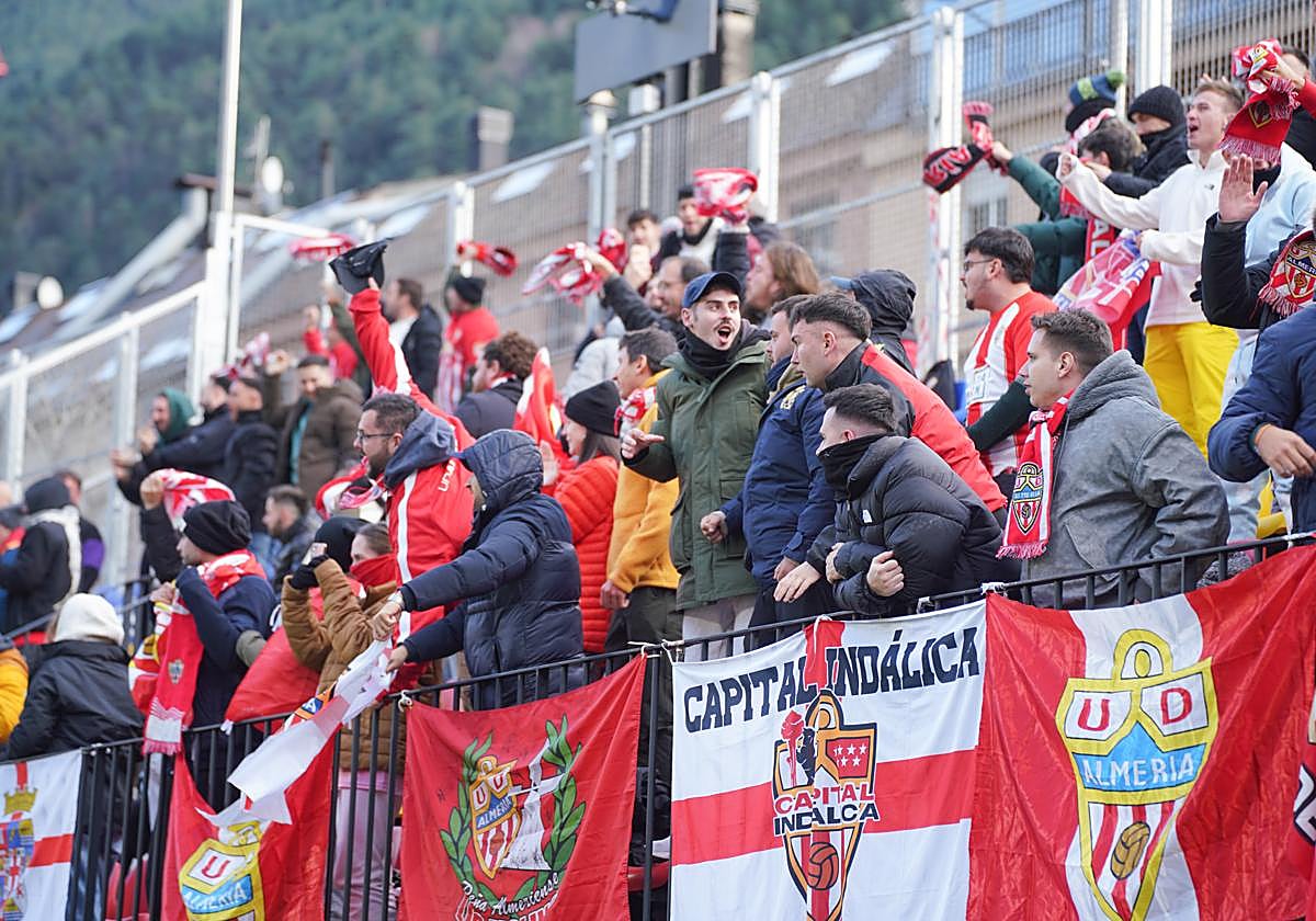 Aficionados del Almería en el campo del Andorra