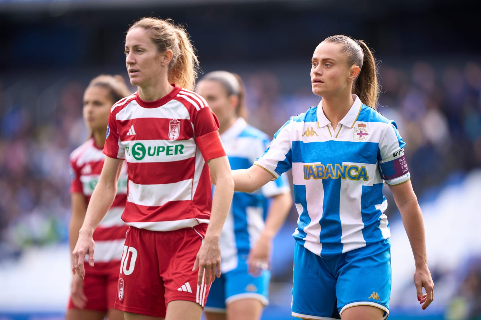 Un momento del partido del Granada Femenino contra el Deportivo en Riazor, aquí Lauri es sujetada.