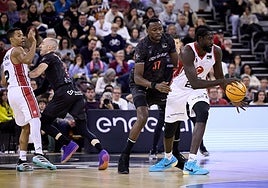 Acción en el choque entre el Covirán y el Zaragoza, aquí dos debutantes, Brimah frente a Koumadje.