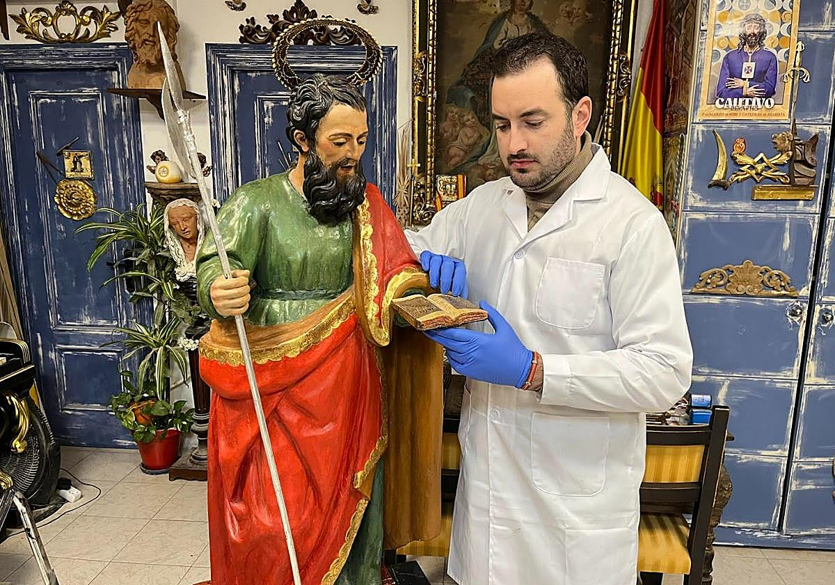 Jesús Latorre, del taller Arte y Restauración Virgen del Mar de Vera, es el encargado de esta imagen.