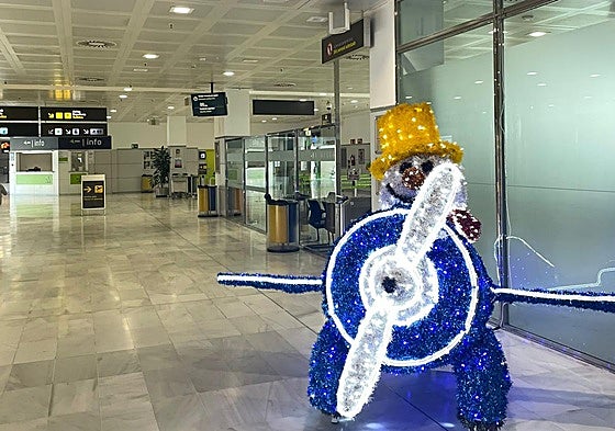 El Aeropuerto de Almería se engalana de luces navideñas.