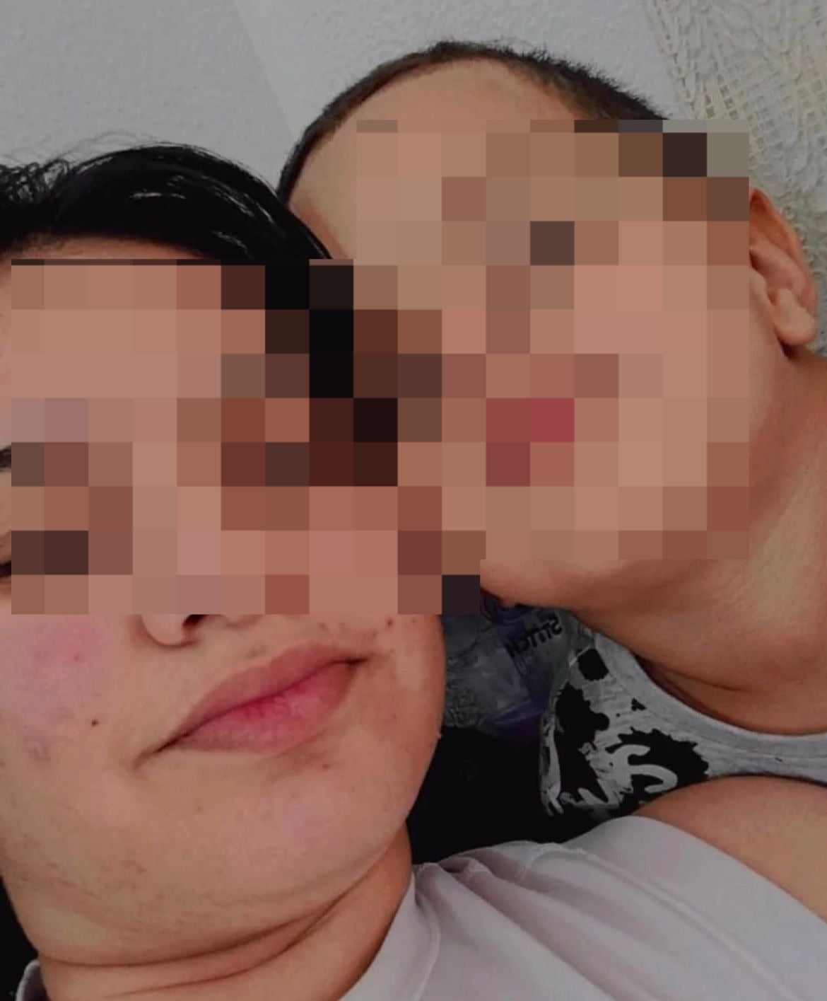 El pequeño Luca junto a su madre, en una imagen de sus redes sociales.