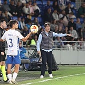 Pacheta da instrucciones en el Heliodoro Rodríguez López.