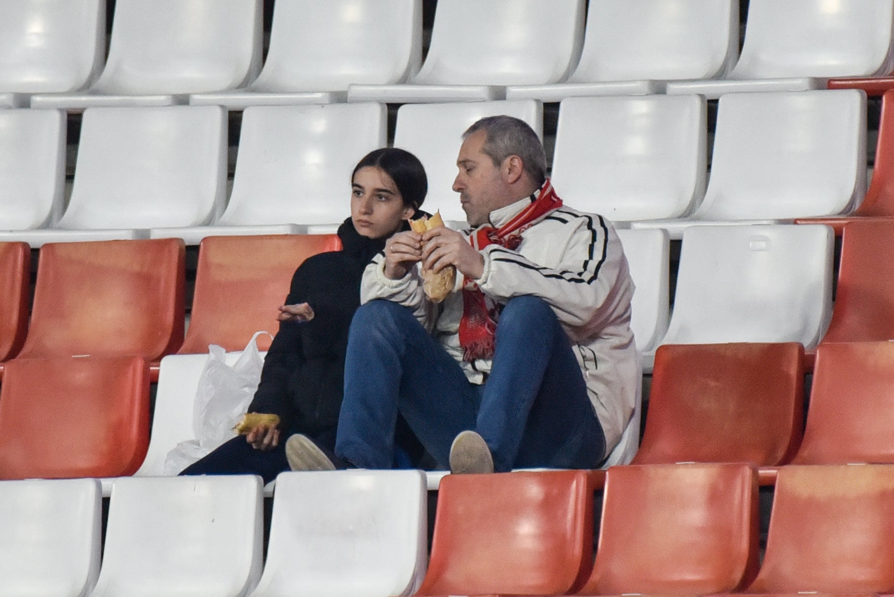 Encuéntrate en la grada del Granada-Ceuta