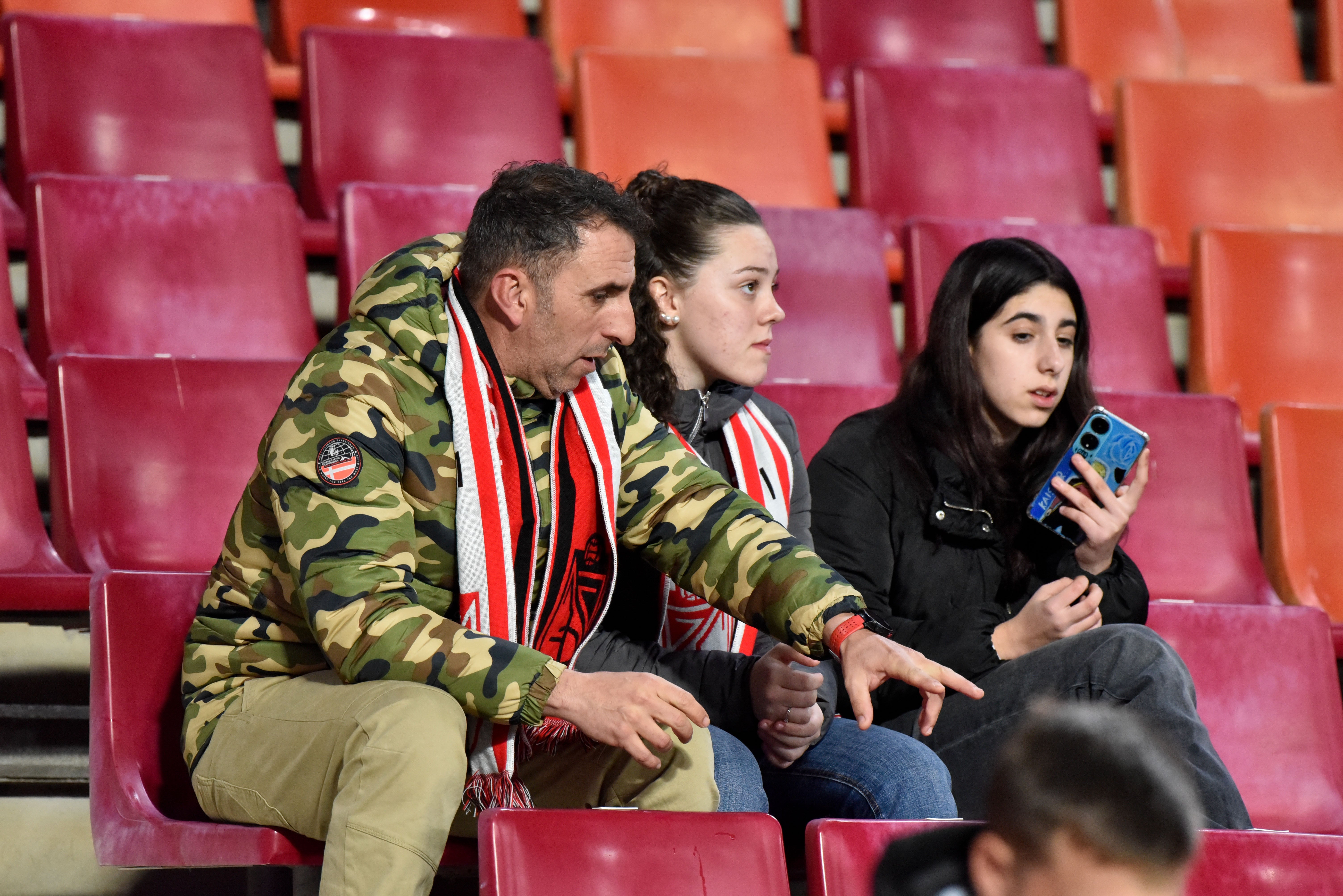 Encuéntrate en la grada del Granada-Ceuta