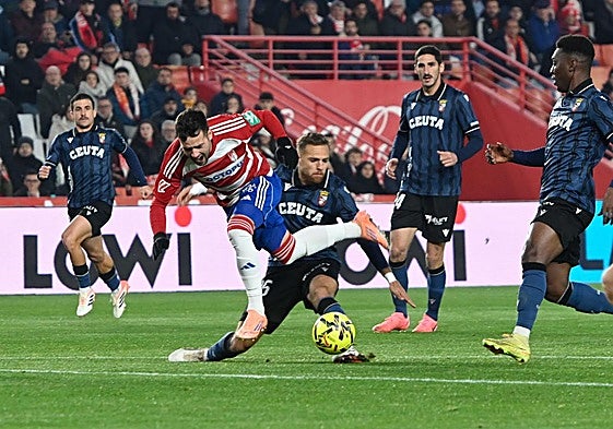 Arnaiz cae ante una entrada rival.