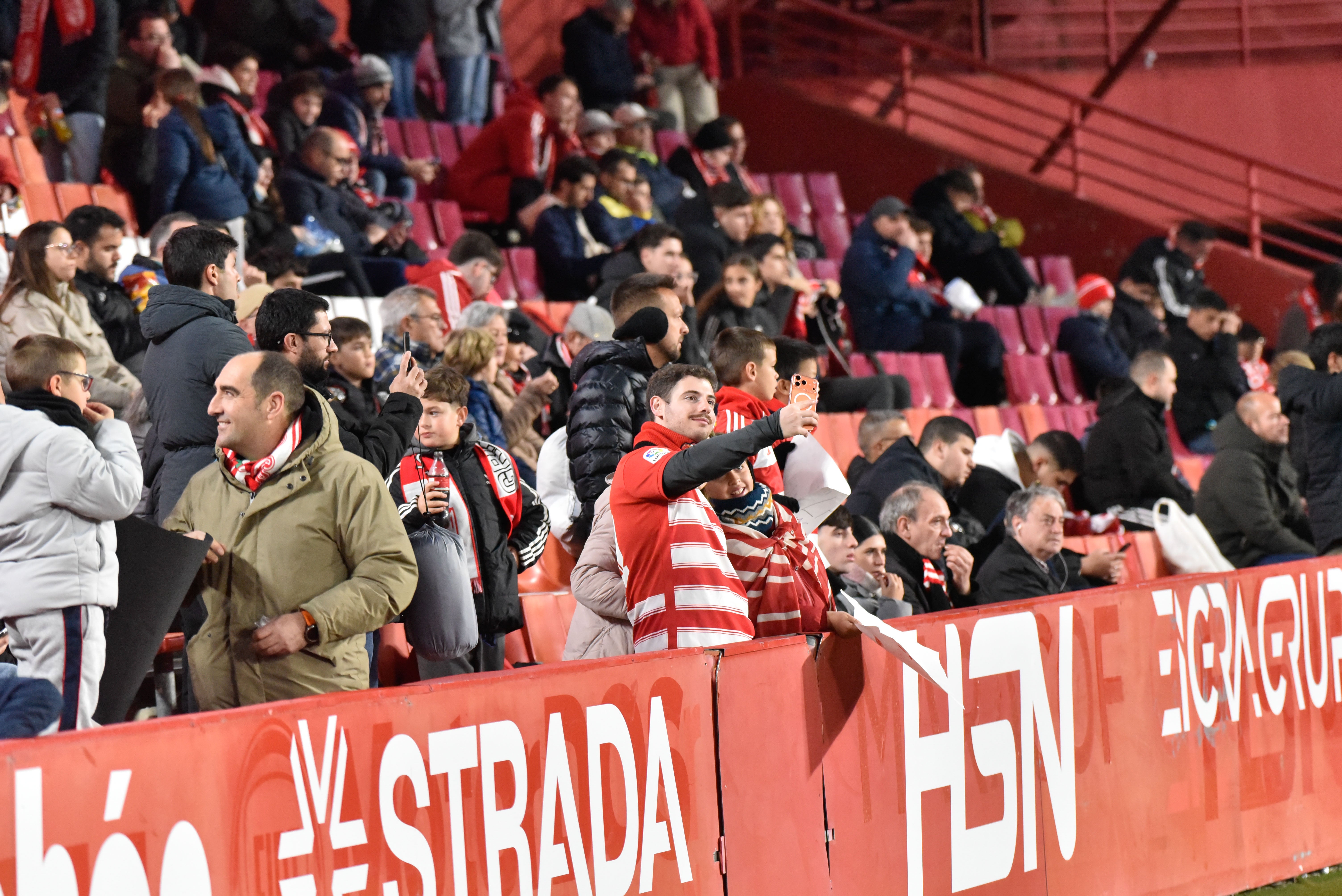 Encuéntrate en la grada del Granada-Ceuta