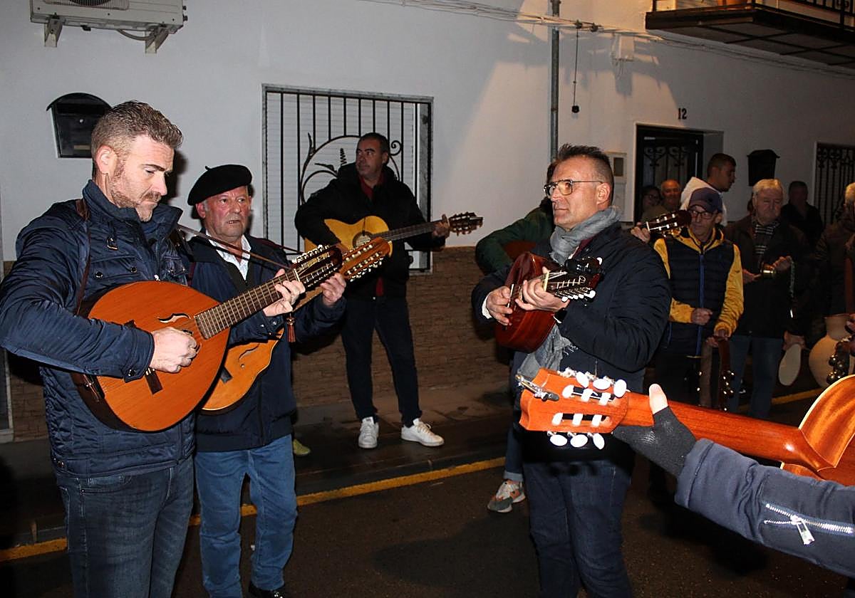 Elcoro Campanilleros recorre las calles de Vilches desde hace unos días por las noches.