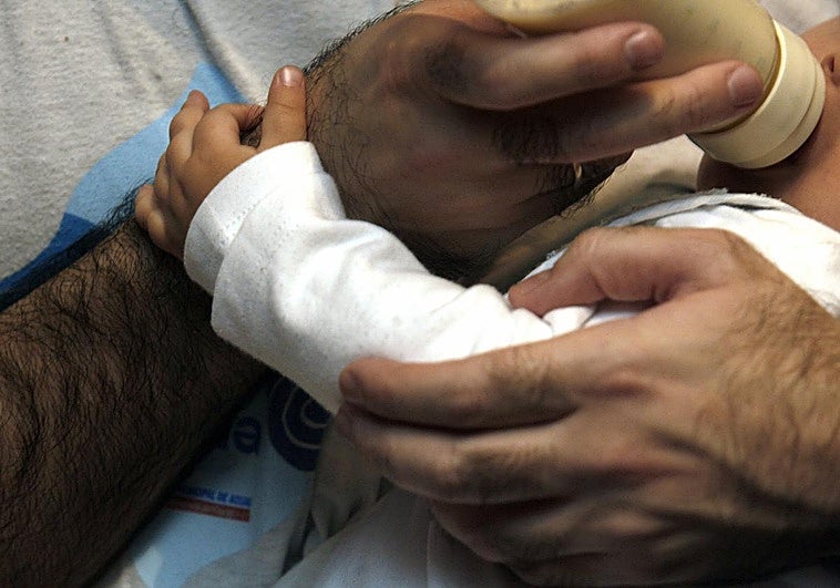 Anulan el despido de un trabajador de Granada porque lo echaron por ser padre