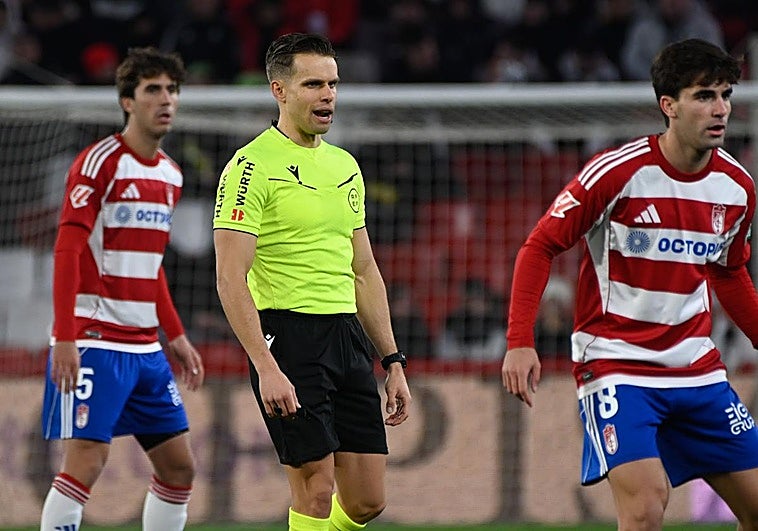 El árbitro desespera en un partido con más polémica en la grada que en el campo