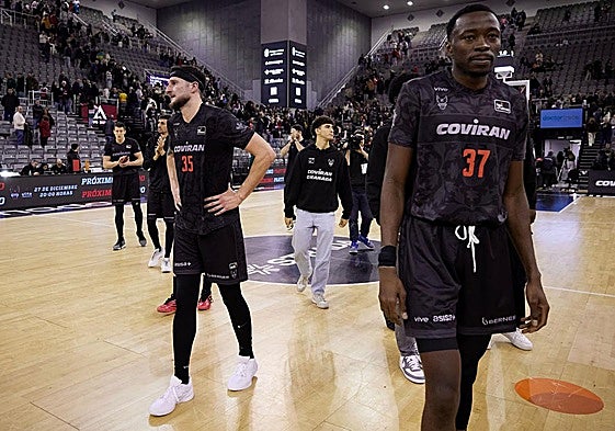 Decepción en los jugadores granadinos, con Hankins y Brimah en primer plano.