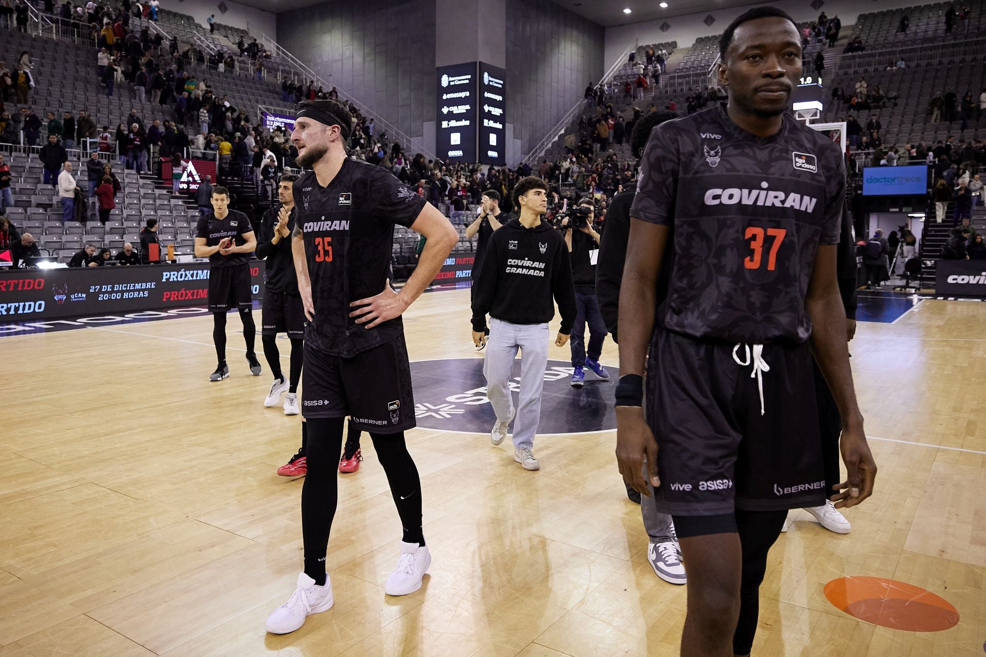 Decepción en los jugadores granadinos, con Hankins y Brimah en primer plano.