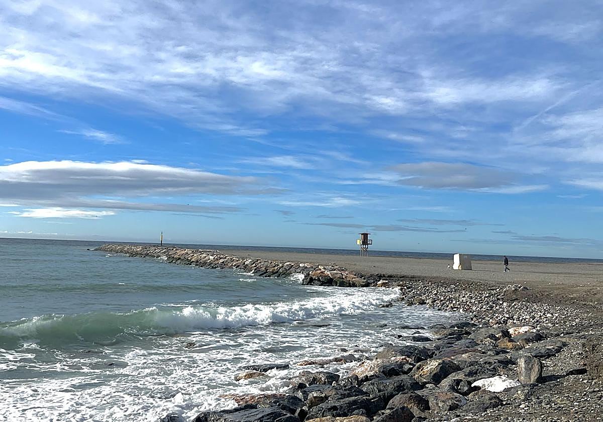 El espigón de la Punta del Santo de Motril tras los últimos temporales.