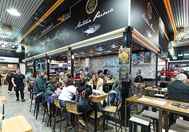 Público en uno de los puestos del mercado de San Agustín, este jueves.