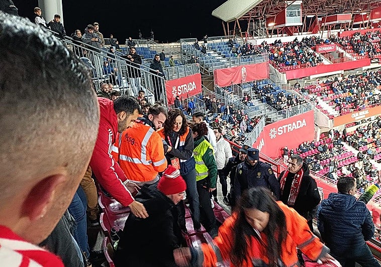 Trasladan a un aficionado en Los Cármenes por un desmayo