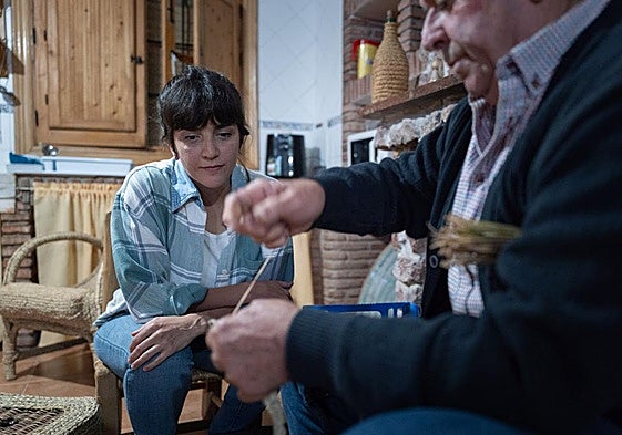 Maestro y aprendiz. Daniela sigue con toda la atención las enseñanzas de Manuel.