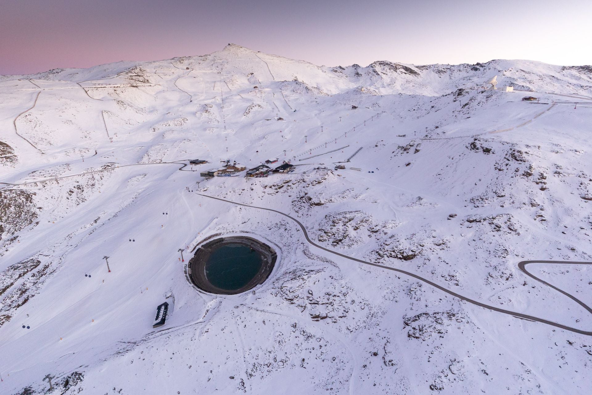 De Los Cármenes a Sierra Nevada: así se ve Granada desde el aire en helicóptero