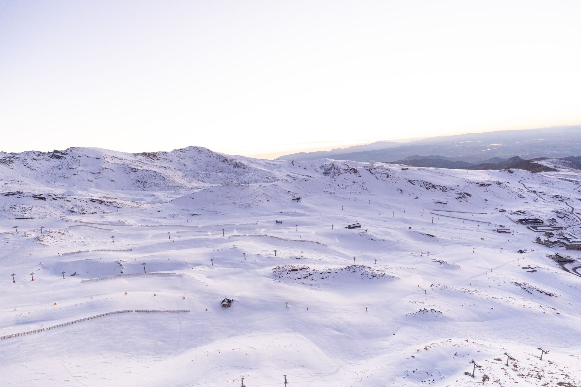 De Los Cármenes a Sierra Nevada: así se ve Granada desde el aire en helicóptero