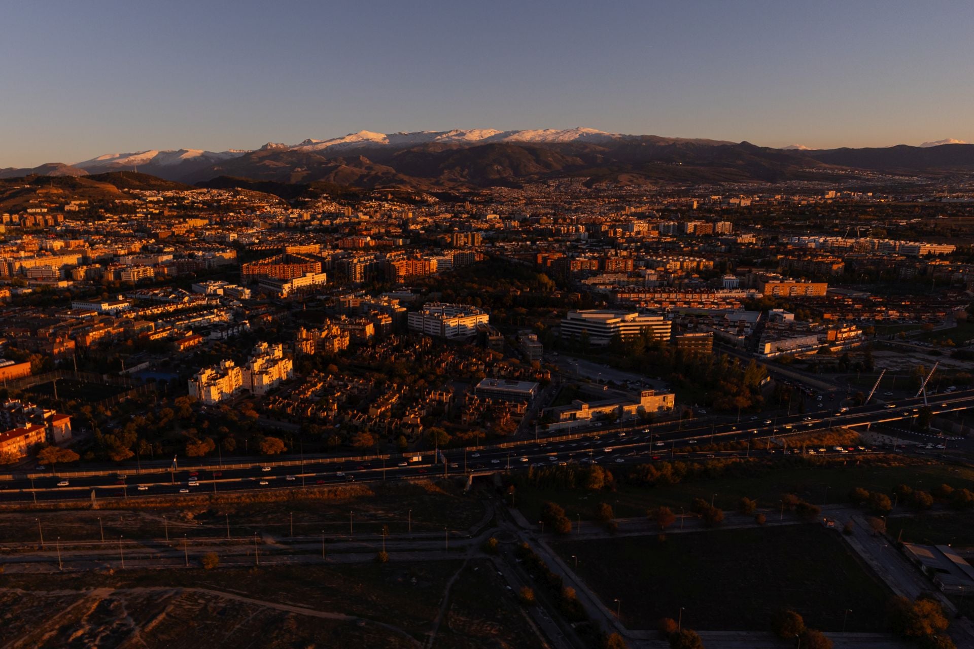 De Los Cármenes a Sierra Nevada: así se ve Granada desde el aire en helicóptero