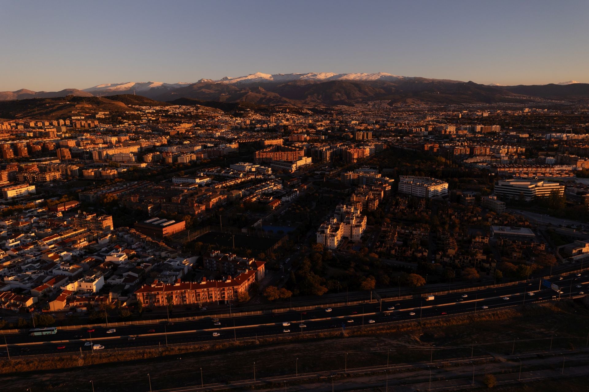 De Los Cármenes a Sierra Nevada: así se ve Granada desde el aire en helicóptero