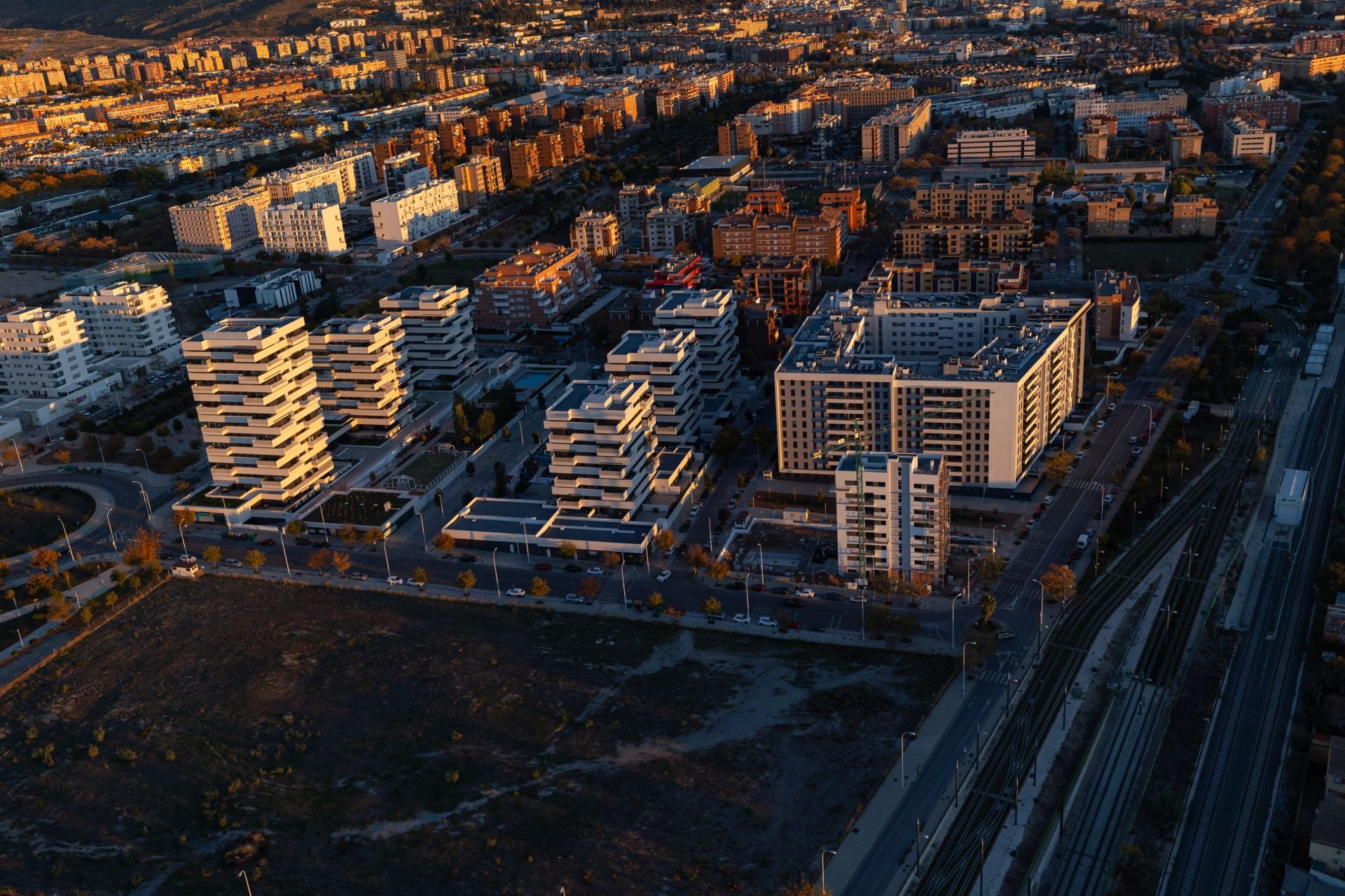 De Los Cármenes a Sierra Nevada: así se ve Granada desde el aire en helicóptero