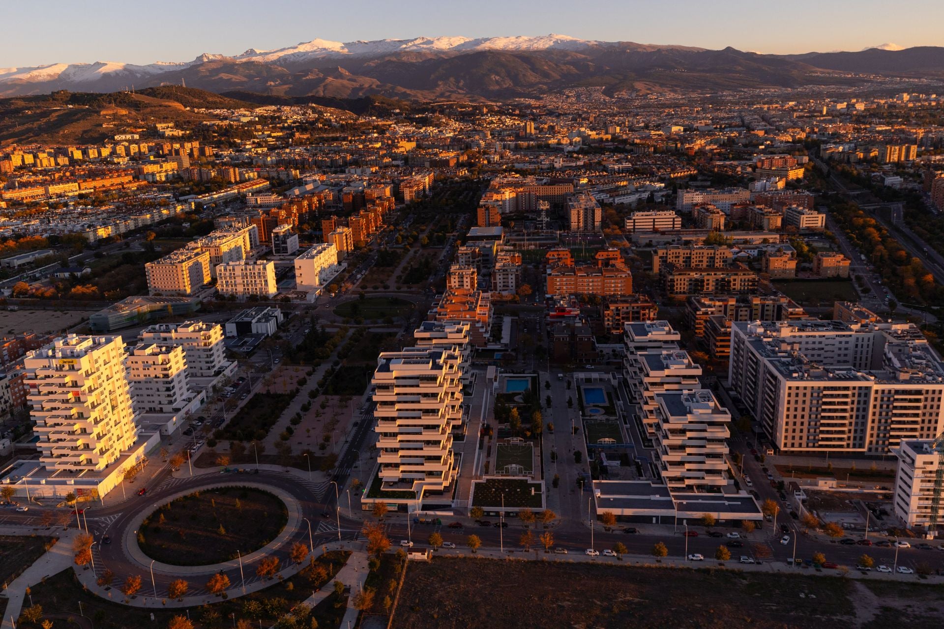 De Los Cármenes a Sierra Nevada: así se ve Granada desde el aire en helicóptero