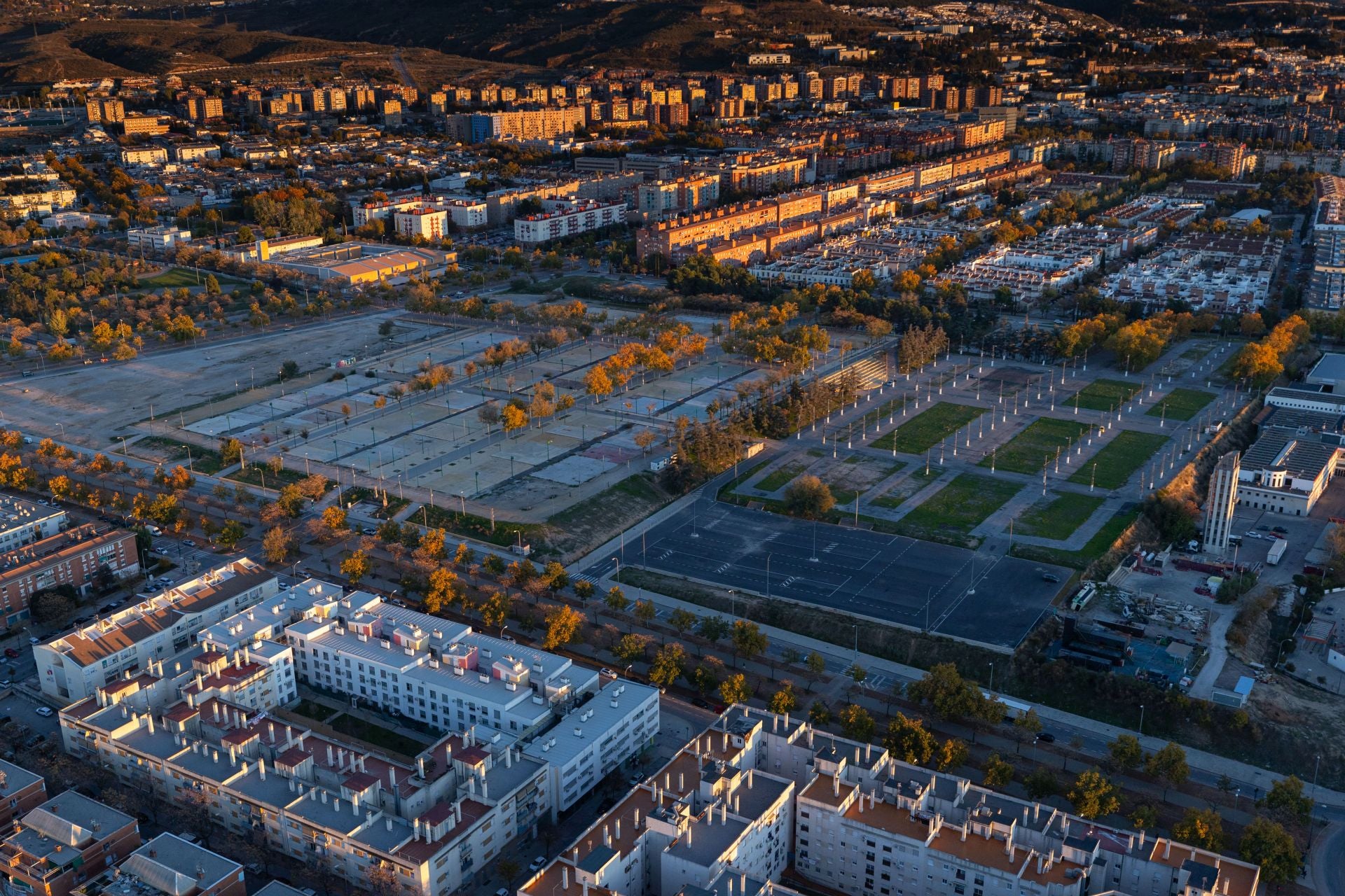 De Los Cármenes a Sierra Nevada: así se ve Granada desde el aire en helicóptero
