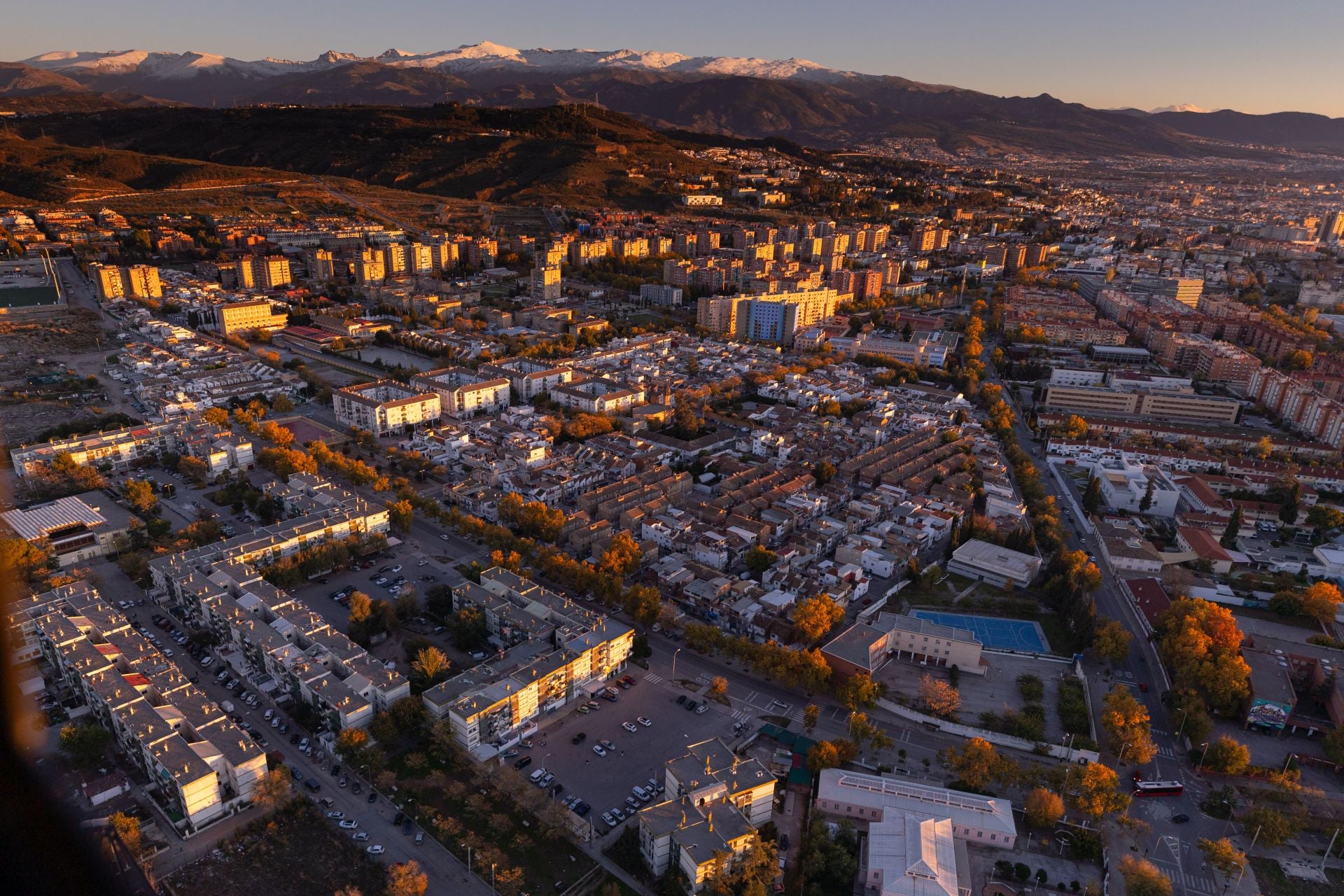 De Los Cármenes a Sierra Nevada: así se ve Granada desde el aire en helicóptero