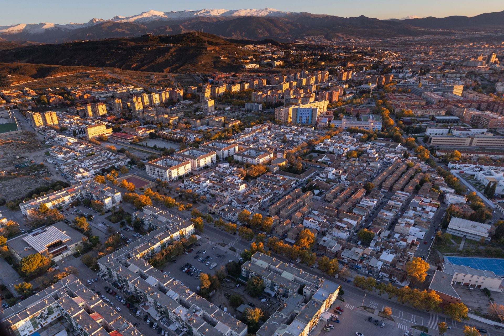 De Los Cármenes a Sierra Nevada: así se ve Granada desde el aire en helicóptero