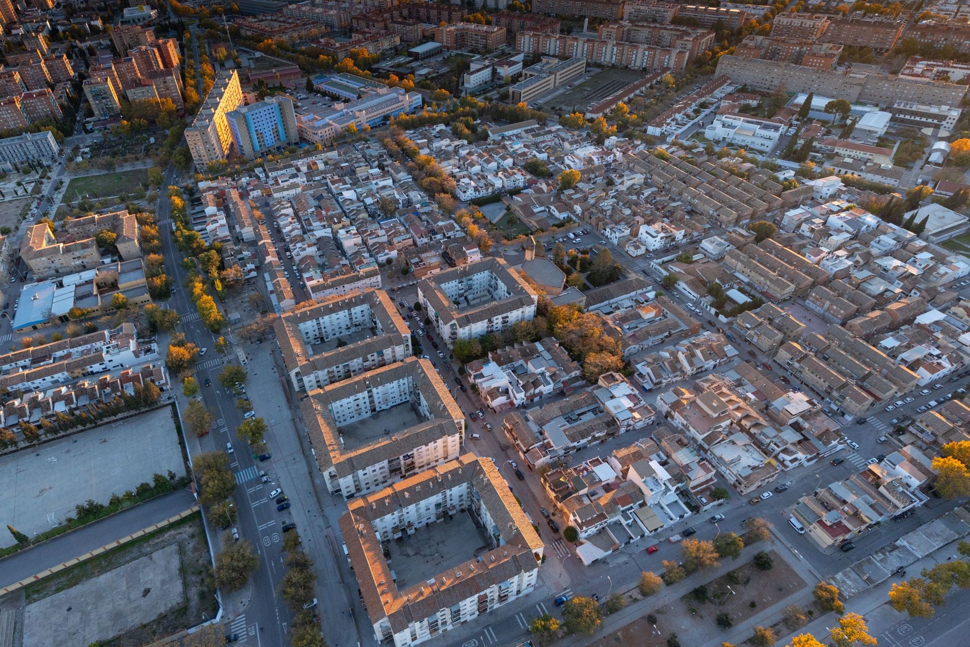 De Los Cármenes a Sierra Nevada: así se ve Granada desde el aire en helicóptero