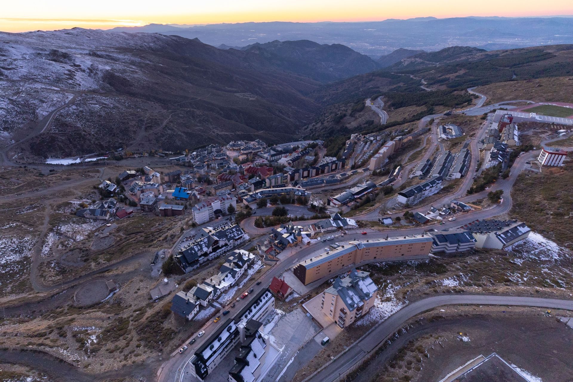 De Los Cármenes a Sierra Nevada: así se ve Granada desde el aire en helicóptero